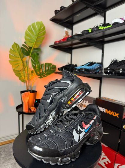 NIKE AIR MAX PLUS TN "Multi Swoosh Crimson"